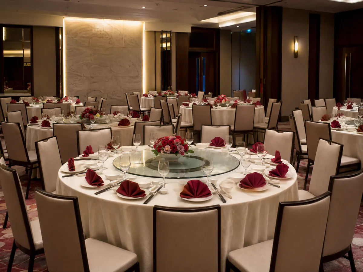 Chinese banquet ballroom with ten-seat round tables and glass lazy susans for shared dishes