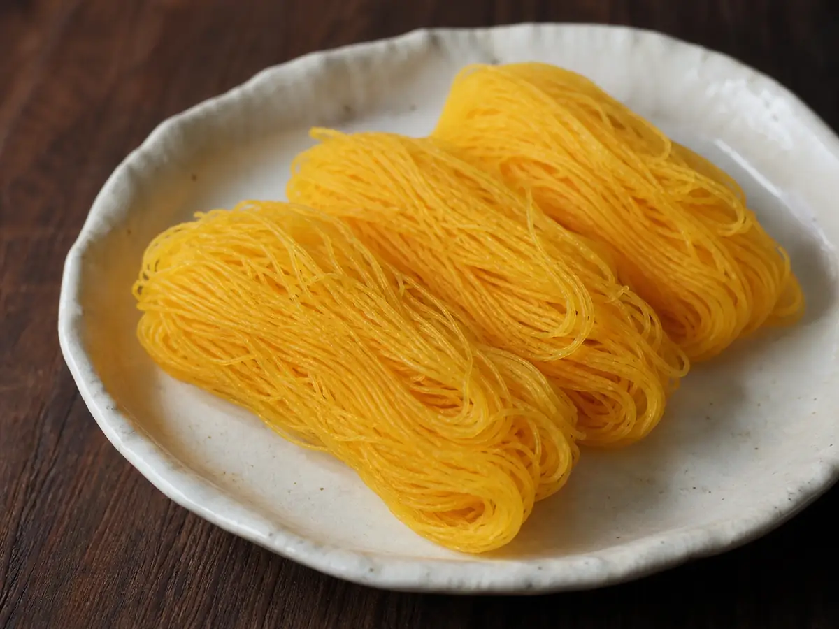 ฝอยทองเส้นยาวสีทองม้วนเป็นแพโดยไม่ตัดเส้น