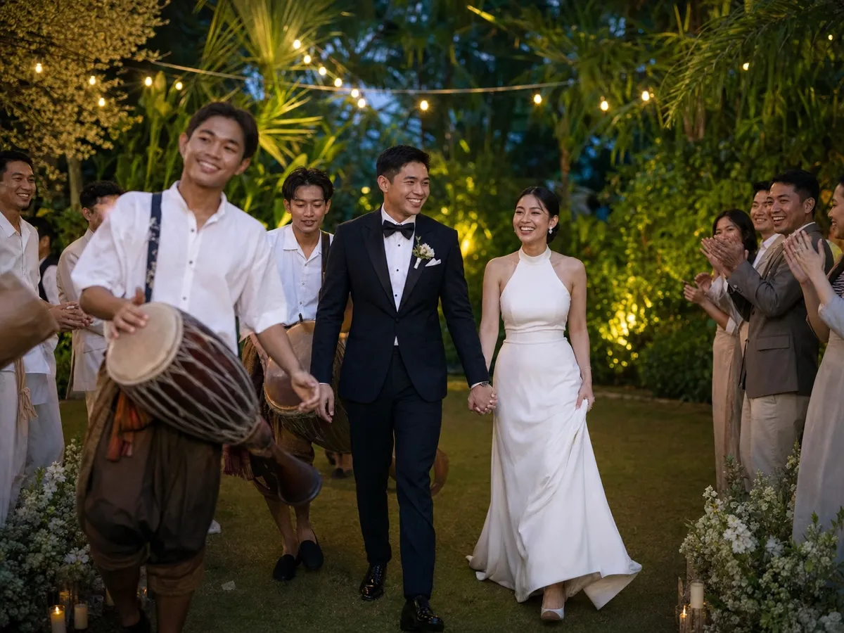ขบวนกลองยาวเดินนำบ่าวสาวเข้าสู่งานเลี้ยงในสวนยามค่ำท่ามกลางแขกที่ปรบมือ